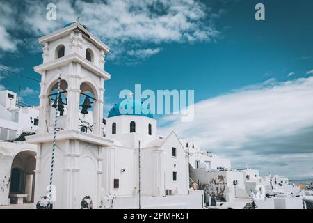 Églises typiques de Santorinian à Oia, Santorini, Grèce Banque D'Images