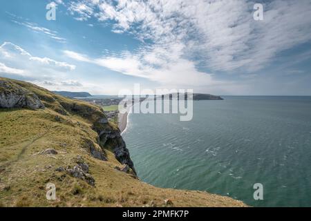 Creigiau Rhiwledyn ou Little Ormes dirigez-vous sur la côte nord du pays de Galles vue vers la ville de Llandudno, baie de Llandudno avec la tête des Grands Ormes au loin Banque D'Images