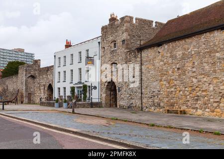 Southampton, Royaume-Uni - 24 avril 2019: Les remparts de la ville de Southampton et le cochon dans les chambres murales et le petit déjeuner Banque D'Images