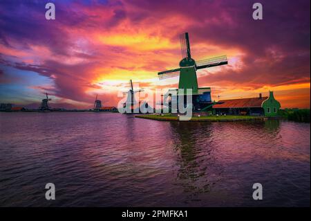 Coucher de soleil spectaculaire au-dessus des fermes et des moulins à vent de Zaanse Schans, pays-Bas Banque D'Images