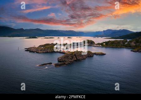 Vue aérienne au coucher du soleil sur le village de Hamn i Senja, sur l'île de Senja en Norvège Banque D'Images