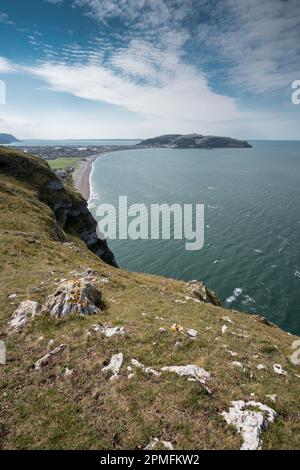 Creigiau Rhiwledyn ou Little Ormes dirigez-vous sur la côte nord du pays de Galles vue vers la ville de Llandudno, baie de Llandudno avec la tête des Grands Ormes au loin Banque D'Images