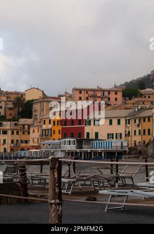 Vue sur les maisons colorées au bord de la mer Banque D'Images