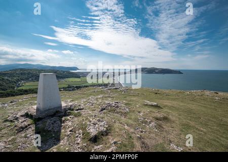 Creigiau Rhiwledyn ou Little Ormes dirigez-vous sur la côte nord du pays de Galles vue vers la ville de Llandudno, baie de Llandudno avec la tête des Grands Ormes au loin Banque D'Images