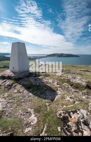 Creigiau Rhiwledyn ou Little Ormes dirigez-vous sur la côte nord du pays de Galles vue vers la ville de Llandudno, baie de Llandudno avec la tête des Grands Ormes au loin Banque D'Images