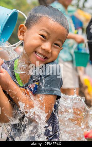 Un garçon éclabousse au festival aquatique Songkran de Chiang Mai, en Thaïlande Banque D'Images