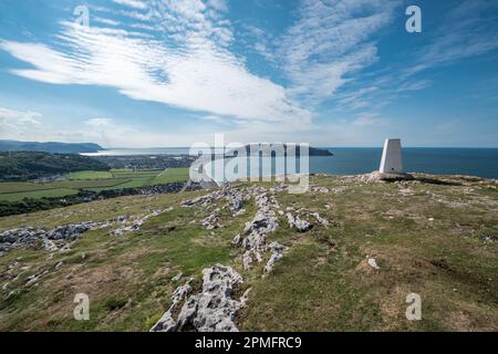 Creigiau Rhiwledyn ou Little Ormes dirigez-vous sur la côte nord du pays de Galles vue vers la ville de Llandudno, baie de Llandudno avec la tête des Grands Ormes au loin Banque D'Images