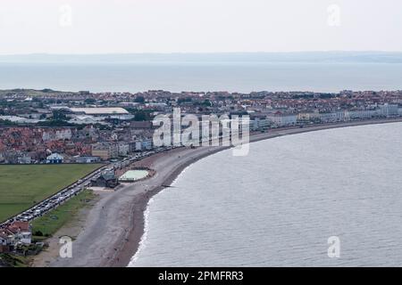 Creigiau Rhiwledyn ou Little Ormes dirigez-vous sur la côte nord du pays de Galles vue vers la ville de Llandudno, baie de Llandudno avec la tête des Grands Ormes au loin Banque D'Images