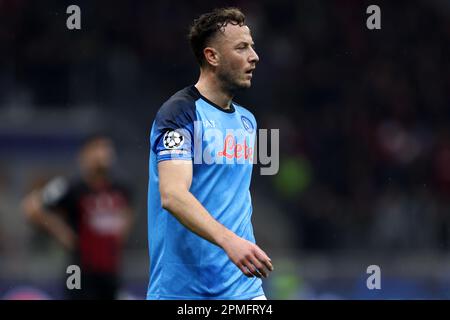 Milan, Italie. 12th avril 2023. Amir Rrahmani, de la SSC Napoli, regarde pendant le quart de finale du match de la Ligue des champions de l'UEFA entre l'AC Milan et la SSC Napoli au stade Giuseppe Meazza sur 12 avril 2023, à Milan, en Italie. Credit: Marco Canoniero / Alamy Live News Banque D'Images