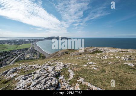 Creigiau Rhiwledyn ou Little Ormes dirigez-vous sur la côte nord du pays de Galles vue vers la ville de Llandudno, baie de Llandudno avec la tête des Grands Ormes au loin Banque D'Images