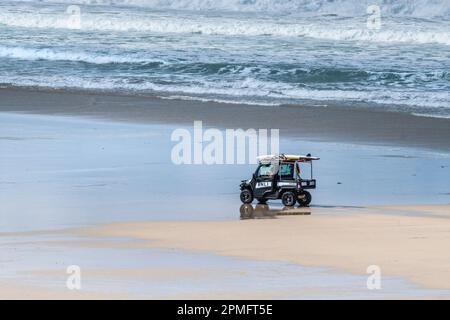 Un petit véhicule d'intervention d'urgence RNLI patrouilant sur Fistral Beach à Newquay, en Cornouailles, en Angleterre, au Royaume-Uni. Banque D'Images