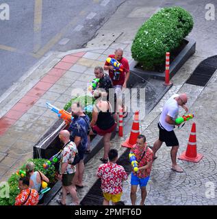 Vue aérienne des gens jouent avec des pistolets d'eau le premier jour du festival d'eau Songkran, ou le nouvel an thaïlandais, le 13th avril 2023, à côté de Surawong Road, Silom district, Bangkok, Thaïlande, Asie. Le festival dure trois jours à Bangkok. Banque D'Images