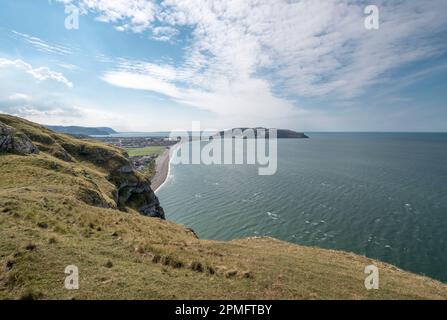 Creigiau Rhiwledyn ou Little Ormes dirigez-vous sur la côte nord du pays de Galles vue vers la ville de Llandudno, baie de Llandudno avec la tête des Grands Ormes au loin Banque D'Images