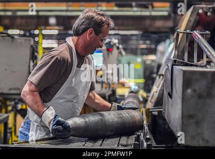 Scranton, États-Unis. 12th avril 2023. Un employé se déplace le long d'une coque pendant qu'elle est créée. L'usine de munitions de l'Armée de Scranton a organisé une journée médiatique pour montrer ce qu'elle fait. L'usine fait une enveloppe d'artillerie de 155mm. Crédit : SOPA Images Limited/Alamy Live News Banque D'Images