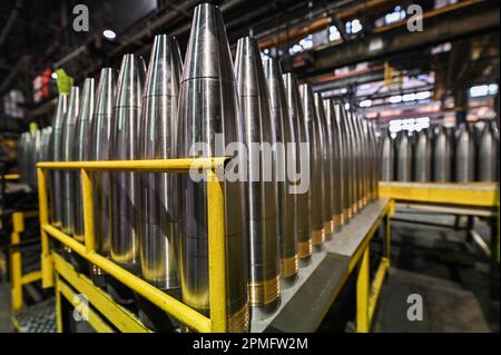 Scranton, États-Unis. 12th avril 2023. Les coquilles non finies attendent d'être préparées pour la peinture. L'usine de munitions de l'Armée de Scranton a organisé une journée médiatique pour montrer ce qu'elle fait. L'usine fait une enveloppe d'artillerie de 155mm. Crédit : SOPA Images Limited/Alamy Live News Banque D'Images