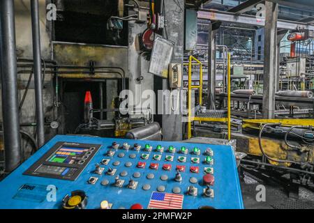 Scranton, États-Unis. 12th avril 2023. Un nez est mis sur une coquille d'artillerie. L'usine de munitions de l'Armée de Scranton a organisé une journée médiatique pour montrer ce qu'elle fait. L'usine fait une enveloppe d'artillerie de 155mm. Crédit : SOPA Images Limited/Alamy Live News Banque D'Images