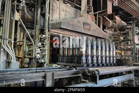 Scranton, États-Unis. 12th avril 2023. Les coquilles sont prêtes à être placées dans le four. L'usine de munitions de l'Armée de Scranton a organisé une journée médiatique pour montrer ce qu'elle fait. L'usine fait une enveloppe d'artillerie de 155mm. Crédit : SOPA Images Limited/Alamy Live News Banque D'Images