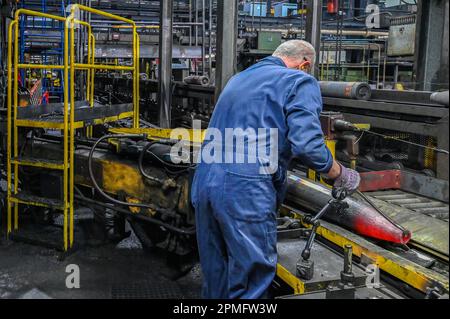 Scranton, États-Unis. 12th avril 2023. Un nez est mis sur une coquille d'artillerie. L'usine de munitions de l'Armée de Scranton a organisé une journée médiatique pour montrer ce qu'elle fait. L'usine fait une enveloppe d'artillerie de 155mm. Crédit : SOPA Images Limited/Alamy Live News Banque D'Images