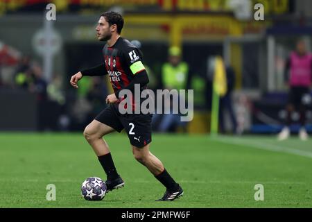Milan, Italie. 12th avril 2023. Davide Calabria, de l'AC Milan, contrôle le ballon lors du match de quart de finale de la Ligue des champions de l'UEFA entre l'AC Milan et la SSC Napoli au stade Giuseppe Meazza sur 12 avril 2023 à Milan, en Italie. Credit: Marco Canoniero / Alamy Live News Banque D'Images