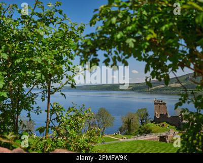 Drumnadrochit, Écosse - 05 23 2018: Château d'Urquhart situé sur les rives du Loch Ness, Écosse, par une journée ensoleillée et claire avec un ciel bleu. Banque D'Images