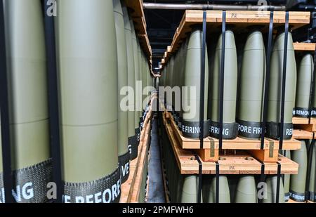 Scranton, États-Unis. 12th avril 2023. Les palettes de 40 coquilles sont préparées pour l'expédition. L'usine de munitions de l'Armée de Scranton a organisé une journée médiatique pour montrer ce qu'elle fait. L'usine fait une enveloppe d'artillerie de 155mm. (Photo par Aimee Dilger/SOPA Images/Sipa USA) crédit: SIPA USA/Alay Live News Banque D'Images