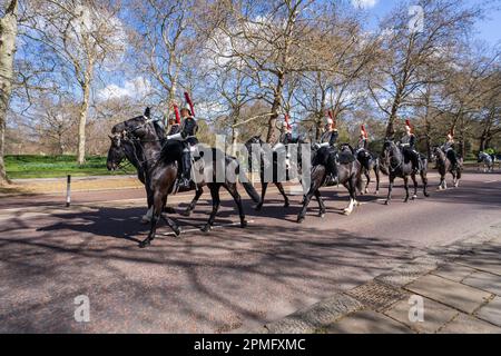 Londres, Royaume-Uni. 13 avril 2023. Les membres de la division de la cavalerie montée reviennent à leurs casernes sous le soleil du printemps après avoir effectué leurs tâches cérémonielles . Credit: amer ghazzal / Alamy Live News Banque D'Images