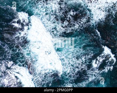 Vue aérienne sur les vagues de l'océan. Fond bleu. Vue de dessus des eaux moussant de l'océan bleu. Banque D'Images