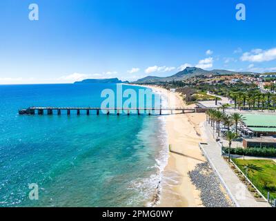 Vue aérienne de Porto Santo Beach. Jetée de Vila Baleira. Destination touristique populaire sur l'île du Portugal dans l'océan Atlantique. Vila Baleira à Porto Santo Banque D'Images