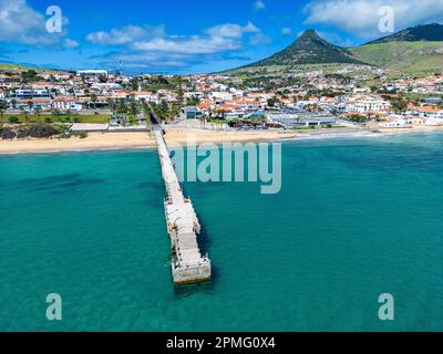 Vue aérienne de Porto Santo Beach. Jetée de Vila Baleira. Destination touristique populaire sur l'île du Portugal dans l'océan Atlantique. Vila Baleira à Porto Santo Banque D'Images