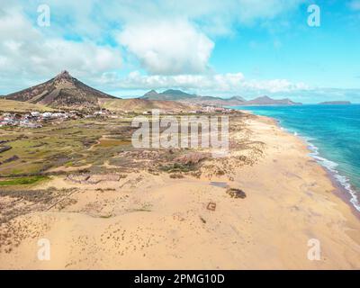 Vue aérienne de Porto Santo Beach. Destination touristique populaire sur l'île du Portugal dans l'océan Atlantique. Vila Baleira à Porto Santo, Madère, Portugal. Banque D'Images
