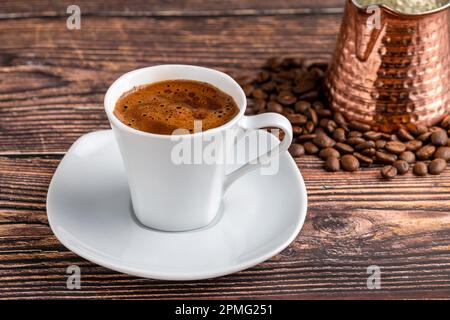 Café turc dans une tasse de café moderne sur une table en bois Banque D'Images