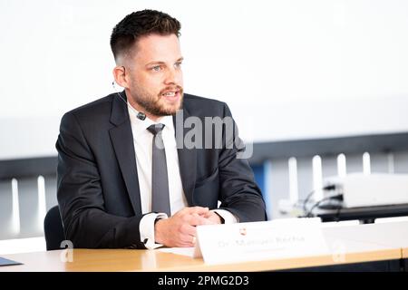 13 avril 2023, Basse-Saxe, Brunswick: Manuel Recha, procureur du bureau du procureur de Göttingen, parle lors d'une conférence de presse sur l'affaire contre les fraudeurs internationaux en matière d'investissement. Des enquêteurs des forces de police de Braunschweig et Rostock et de diverses forces spéciales étrangères ont pu saisir des preuves internationales liées à la criminalité informatique et Internet en octobre 2021. En mars 2023, l'unité spécialisée de la cybercriminalité du département central d'enquête criminelle de Braunschweig (ZKI), sous la direction du ministère public de Göttingen et en coopération avec Euroju Banque D'Images