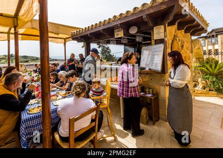 Sur la terrasse de l'Hôtel et Restaurant Hanna Koumi à Kormakitis / Korucam, Chypre. Pour la cuisine traditionnelle et locale, les clients du nord et du sud de Chypre viennent au village maronite Banque D'Images