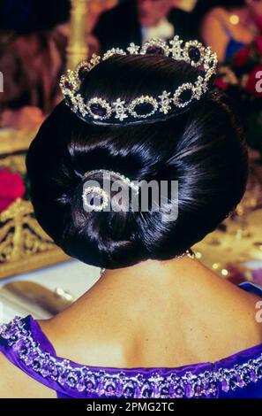 LA REINE SILVIA de Suède et sa coiffure avec tiara et bijoux lors du banquet Nobel à l'Hôtel de ville de Stockholm Banque D'Images