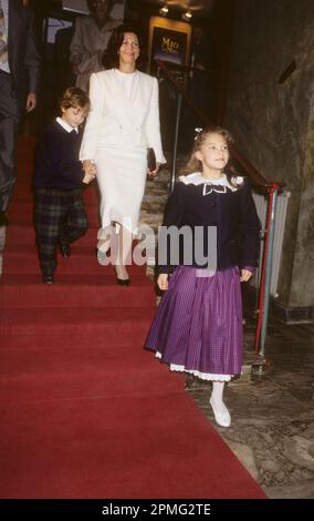 LA REINE SUÉDOISE SILVIA avec le prince Carl Philip et la princesse de la Couronne Victoria au Royal Dramaten Theatre 1993 pour les enfants Banque D'Images