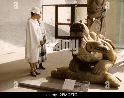 LA REINE SILVIA de Suède a été guidée dans un musée indien lors d'une visite d'État au Canada 1981 Banque D'Images