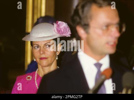 LA REINE SILVIA de Suède un pas derrière le roi Carl XVI Gustaf lors de la visite d'État au Portugal Banque D'Images