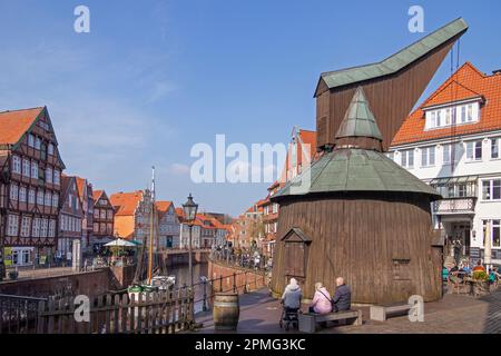 Bateau, maisons, grue historique, Hansehafen, Stade, Basse-Saxe, Allemagne Banque D'Images