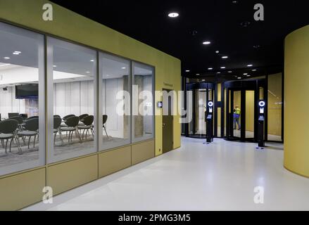 La Haye, pays-Bas. 13 avril 2023. Évacuation des salles des comités à la Chambre des représentants. Ils ont été temporairement évacués et la cause reste incertaine. ANP REMKO DE WAAL /Alamy Live News Banque D'Images