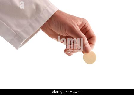 Détail de la main d'un prêtre en communion avec un hôte consacré comme corps du Christ avec un fond blanc isolé Banque D'Images