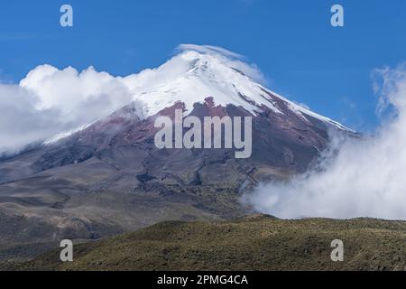 Le magnifique volcan Cotopaxi de l'Equateur avec son pic enneigé et son nuage tourbillonnant Banque D'Images