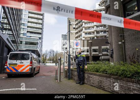 La Haye, pays-Bas. 13 avril 2023. La police à la Chambre des représentants. Les salles du comité ont été temporairement libérées et les circonstances ne sont toujours pas claires. ANP REMKO DE WAAL /Alamy Live News Banque D'Images