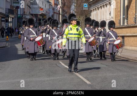 Windsor, Berkshire, Angleterre, Royaume-Uni. Officier de police escortant une bande militaire défilant dans High Street Windsor.UK. Banque D'Images