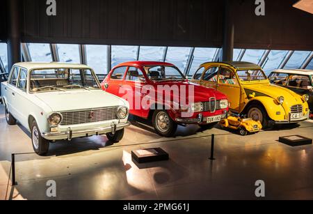 Voitures rétro soviétiques et baltes au musée de l'automobile de Riga. VAZ-2101, 96 1969 de Saab. Riga, Lettonie - 12 mars 2023 Banque D'Images