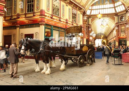 Deux chevaux Shire tirant un chariot de brasserie, Leadenhall Market, Londres Banque D'Images