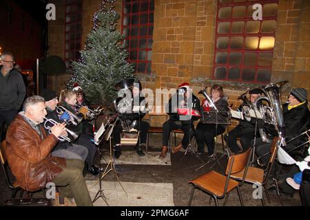 Hook Norton Brass Band jouant au marché de Noël à la brasserie Hook Norton 2018 Banque D'Images