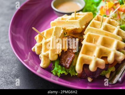 Gaufres belges Char siu porc avec salade gros plan Banque D'Images