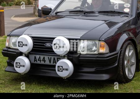 2023 avril - Classic Black Ford Escort RS1600i au Pageant de Motaoring sur les pelouses à Weston super Mare, dans le nord du Somerset, Royaume-Uni. Banque D'Images