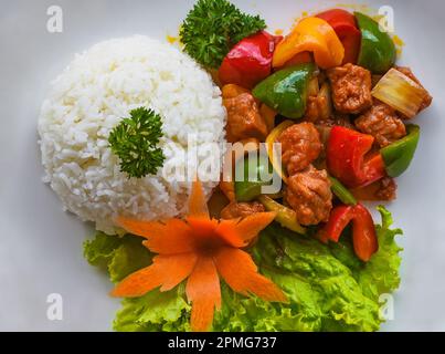 Viande de bœuf avec légumes et riz isolée sur fond noir vue du dessus Banque D'Images