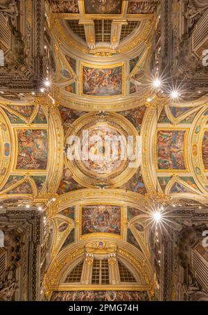 GENOVA, ITALIE - 5 MARS 2023: La coupole avec la fresque Triumph de Jésus nom dans l'église Chiesa del Gesu par Giovanni Battista. Banque D'Images